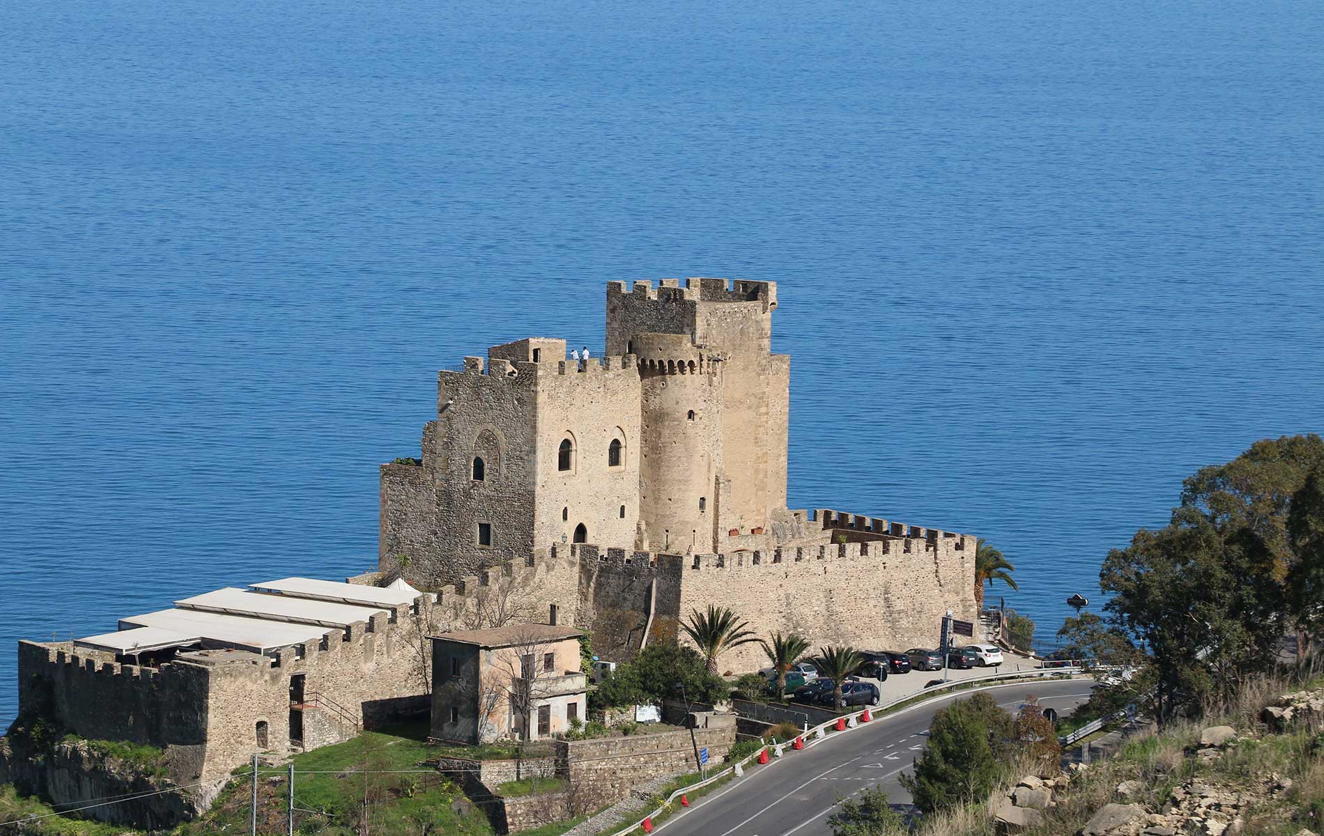 Roseto Capo Spulico e il suo fiabesco castello sul mare